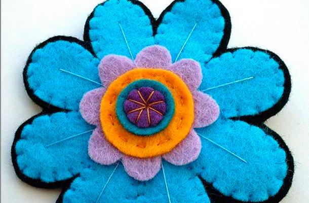 Cómo hacer un broche en flor con fieltro