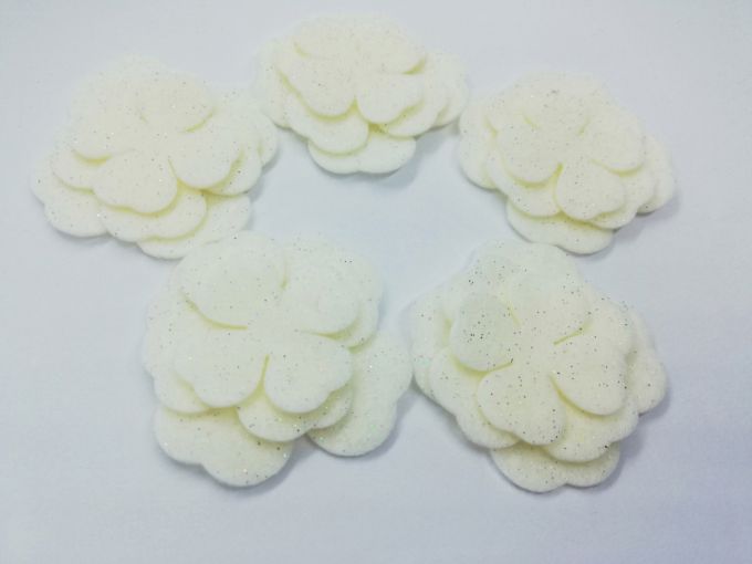 Flores troqueladas color crema escarchada - 5 Set x 3 flores cada uno