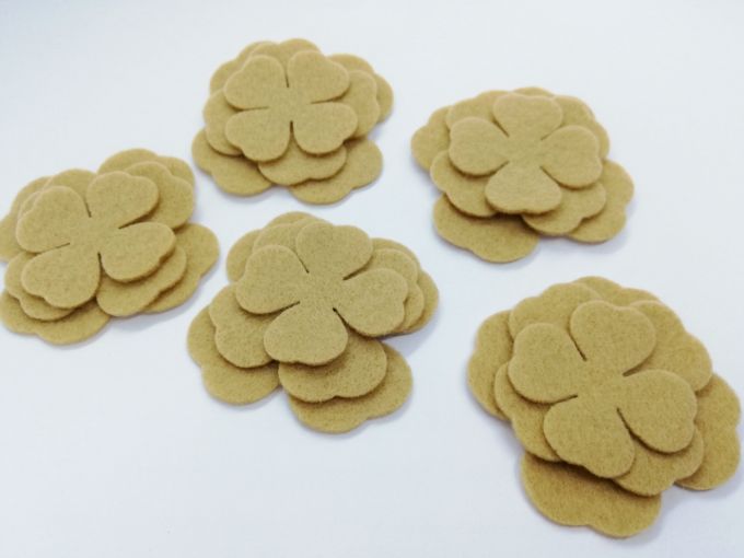 Flores troqueladas color arena - 5 Set x 3 flores cada uno