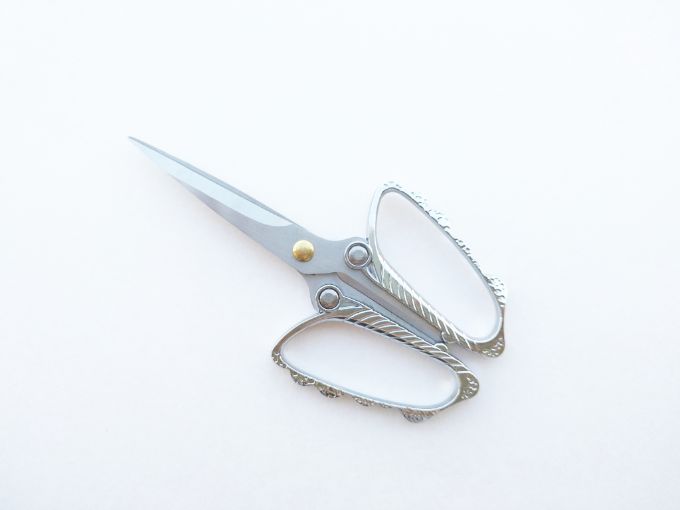 Tijera de costura mariposa 12.2 cm