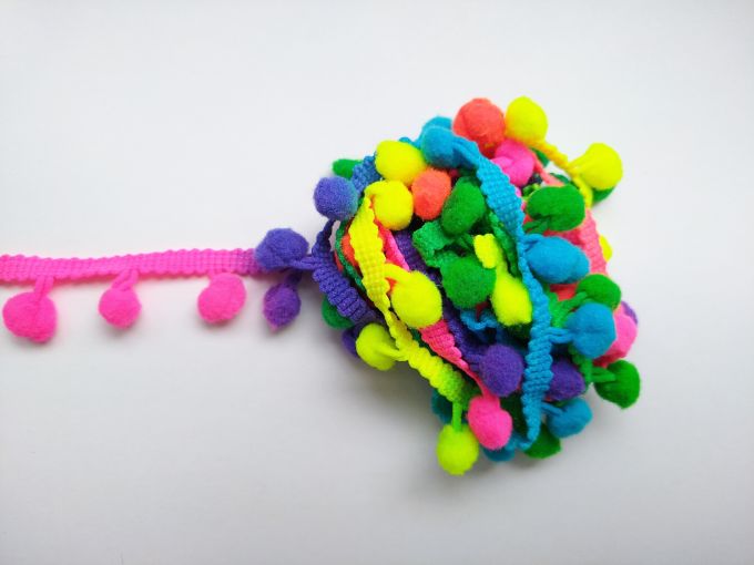 Cinta de pompones multicolor neón x 2m