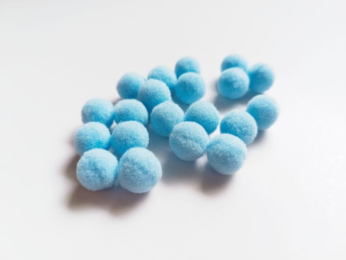 Pompones suaves azul claro - De 1.5 cm x 20 unidades