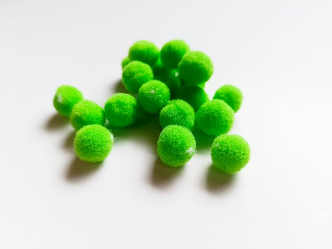 Pompones suaves verde lima - De 1.5 cm x 20 unidades