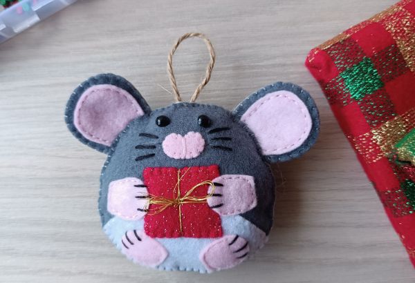 Ratón bebé con regalo de Navidad